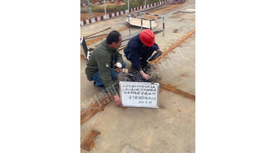云南，紅河州建水至元陽高速公路土建工程，螞蝗塘匝道鋼箱梁焊縫檢測現(xiàn)場作業(yè)